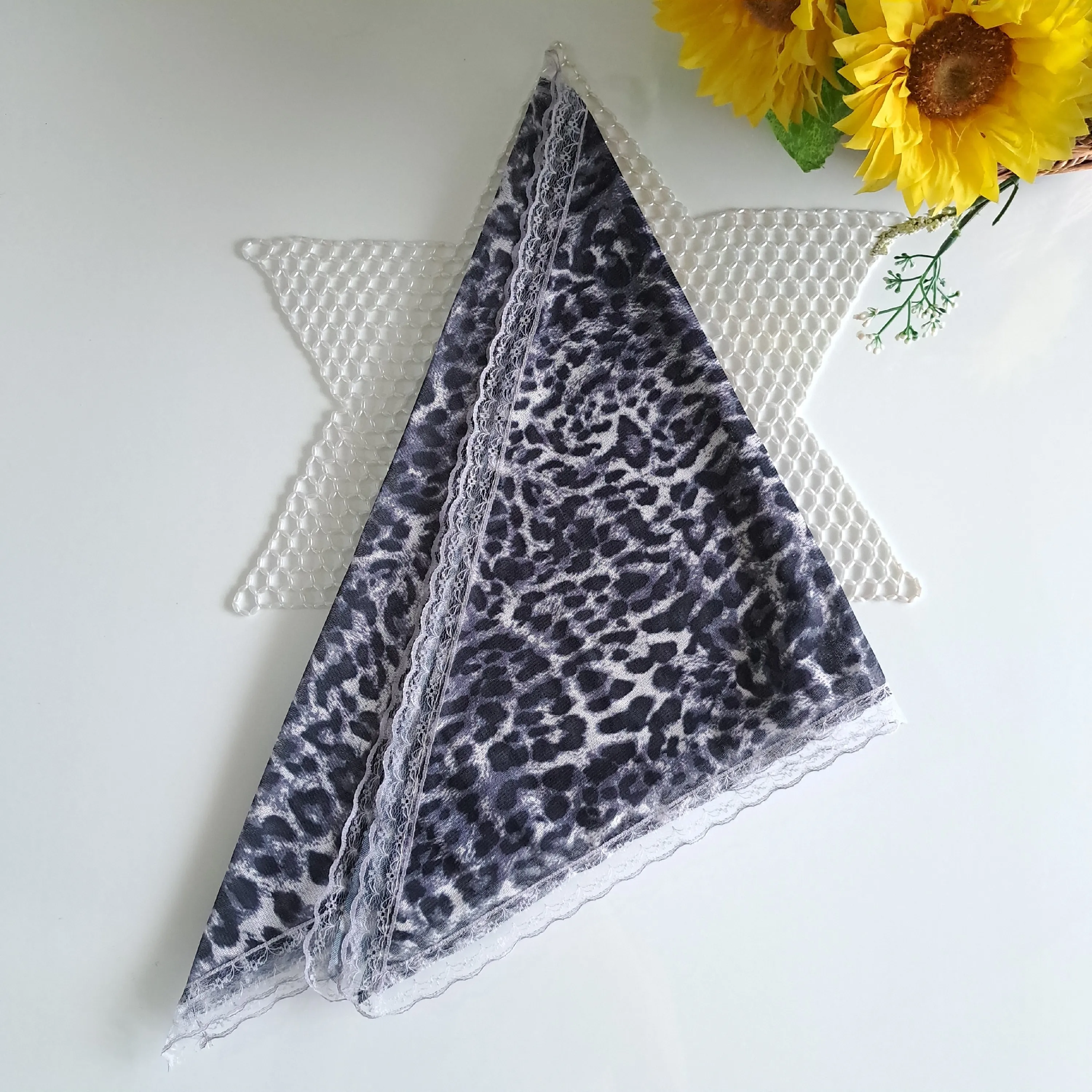مینی اسکارف سه گوش نخی مشکی و قهوه ای طرح رز و پلنگی ابعاد مختلف زنانه و دخترانه