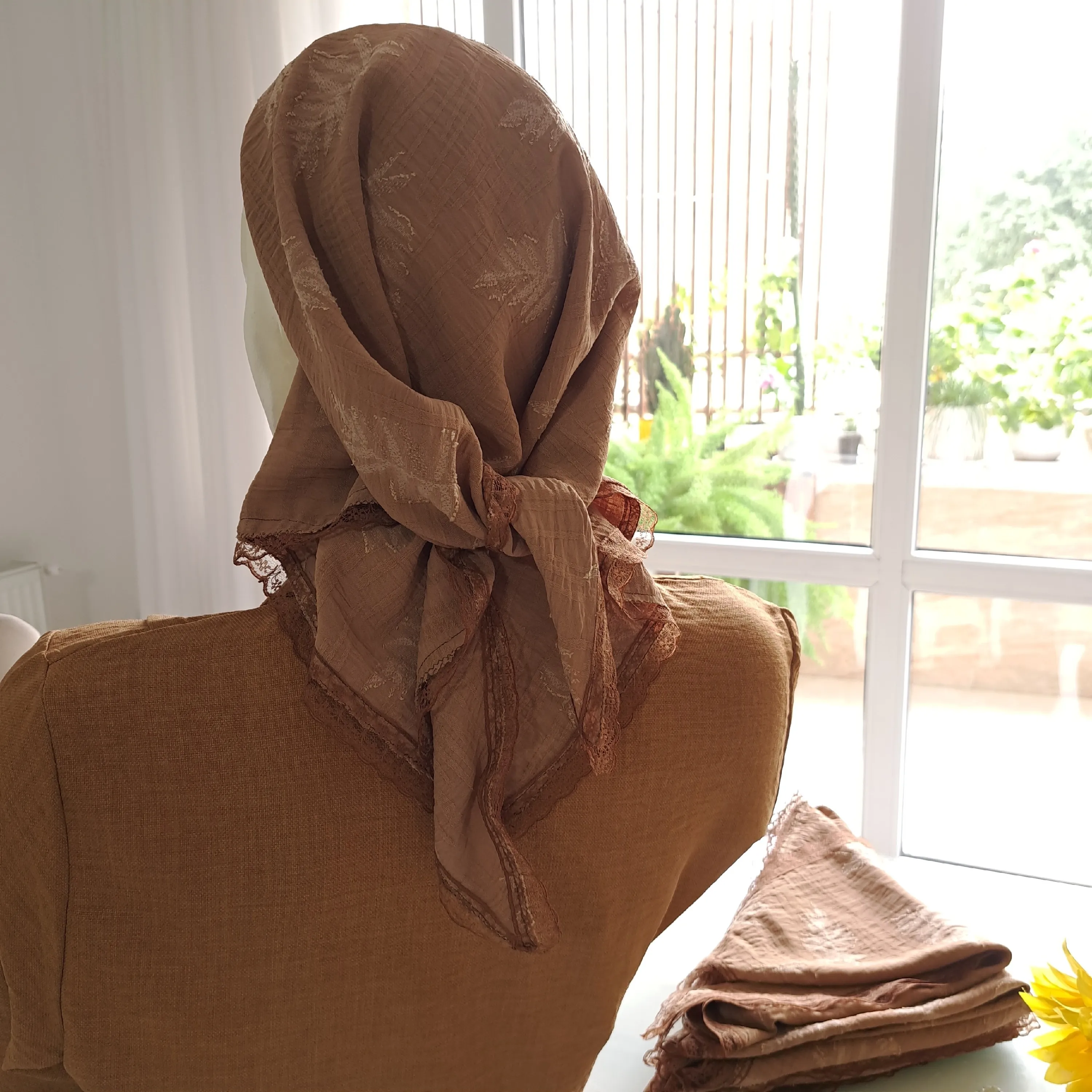 مینی اسکارف سه گوش نخی طرح کاج ابعاد 120 در 80 رنگ نسکافه ای مشکی طوسی سفید