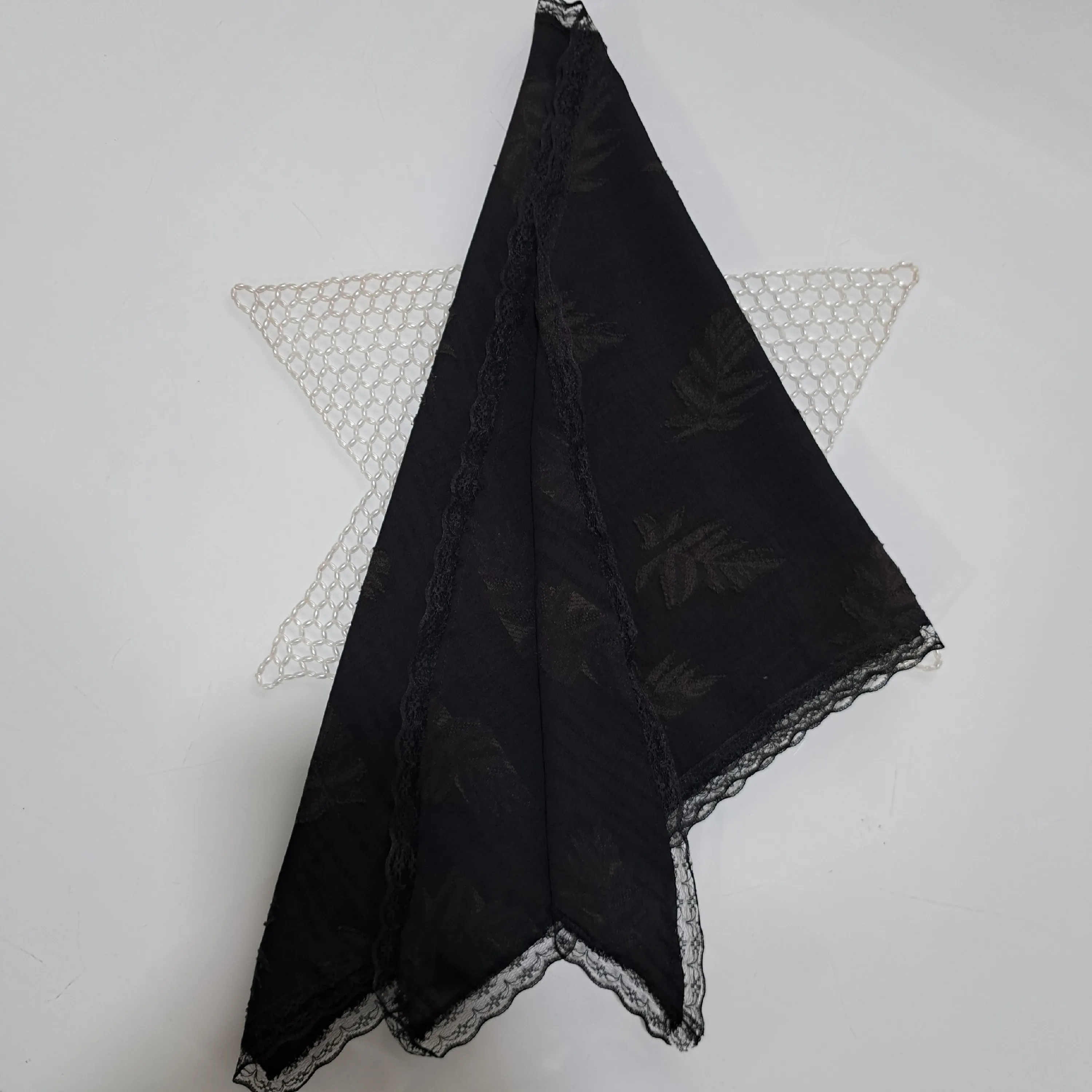 مینی اسکارف سه گوش نخی طرح کاج ابعاد 120 در 80 رنگ نسکافه ای مشکی طوسی سفید